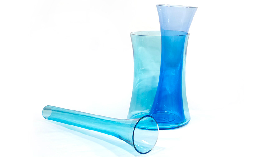 伝統的な吹きガラスの技術を生かした、光り輝くフラワーベース｜DANESE