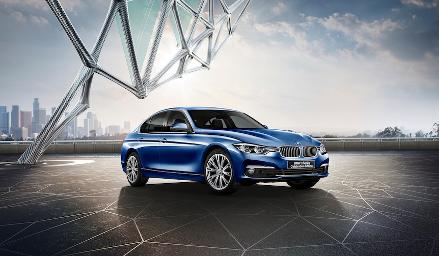 BMWのエンブレムを象徴するカラーを施した3シリーズPHEVの特別限定車|BMW