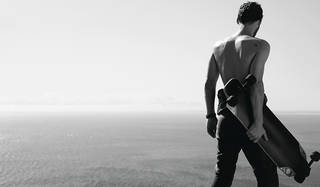 ジェイコブ サットンの描くシャネルの「アリュール オム スポーツ」｜CHANEL