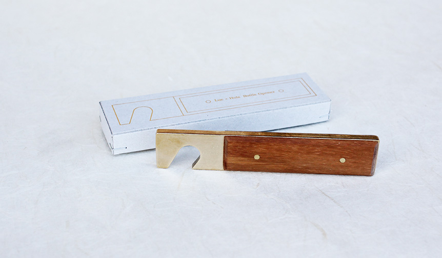 ほどよい重さと形状が安定の開栓を。真鍮とチーク材による栓抜き|Lue × Holz