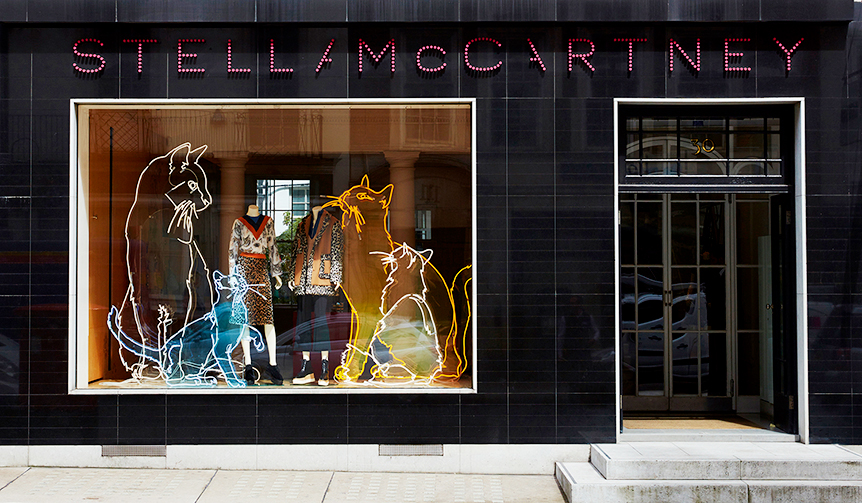 ステラ マッカートニーがストアウィンドーで動物愛護団体をサポート｜STELLA McCARTNEY