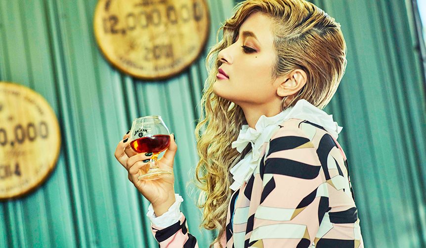 ローラが「ジムビーム」の広告アートディレクターに!? ｜JIM BEAM