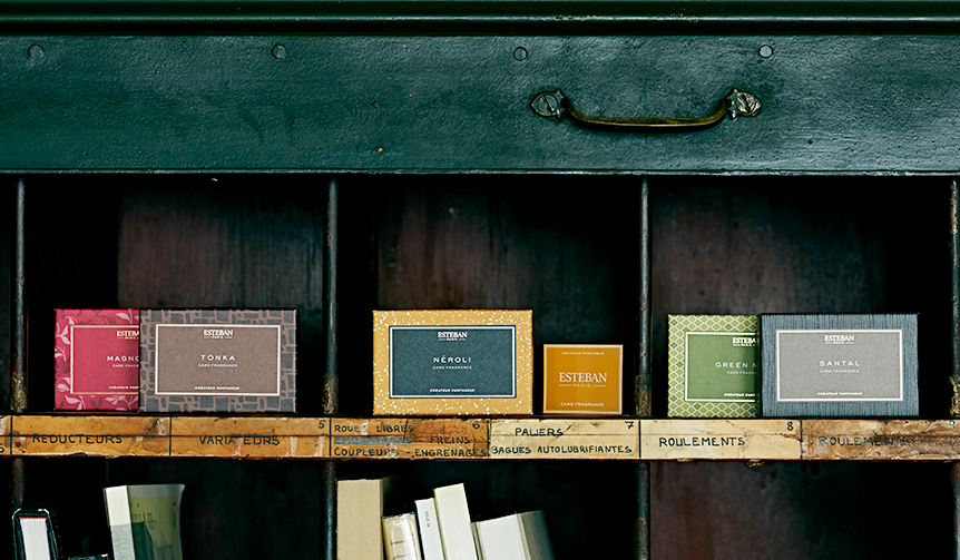 香りを移して楽しむ。名刺入れ、手紙、財布に入れるカードフレグランス|ESTEBAN