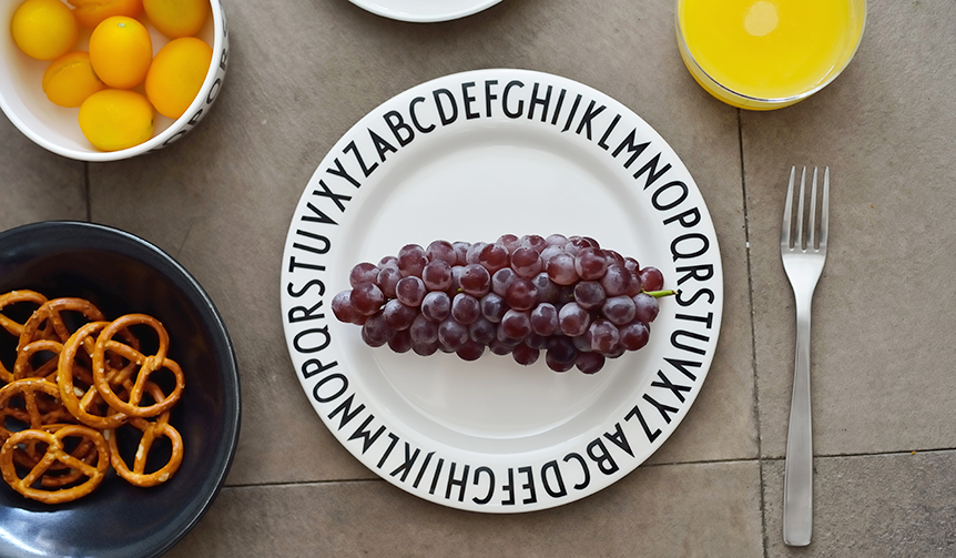 アルネ・ヤコブセンのタイポグラフィがプレートの縁を一周|DESIGN LETTERS