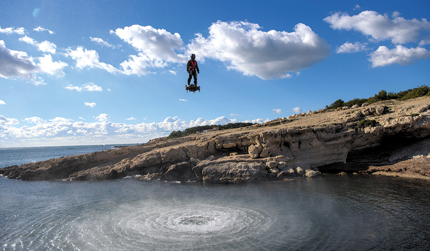 “空中セグウェイ”−−直立人間が、ジェット噴射で自在に浮遊|BREITLING