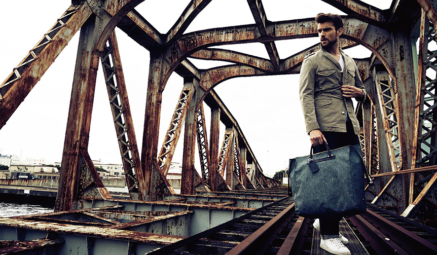 生成りのリネンで足取りも軽く。トレヴァーのバッグを携えて旅に出よう｜TRAVER