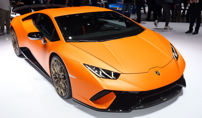 ウラカンのハイパフォーマンスモデル「ペルフォルマンテ」登場|Lamborghini