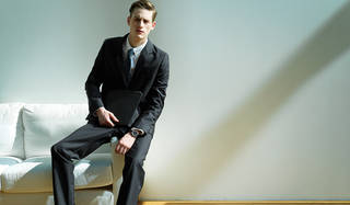 「ロンジン」のエレガントなウォッチコレクションを着崩す｜LONGINES