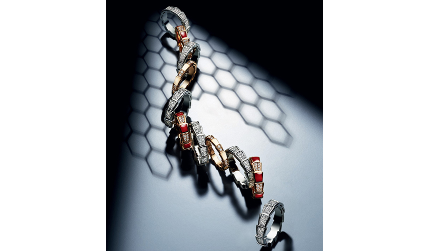 最も神話的な蛇をモチーフにした「セルペンティ ヴァイパー リング」｜BVLGARI