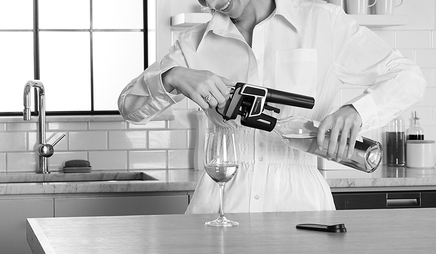 コルクを抜くことなくボトルの中のワインを注げる革新的ツール「CORAVIN」｜DESIGN