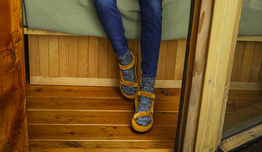 人気モデルに秋らしいカラーを纏った新作「Flatform Universal Velvet」｜Teva