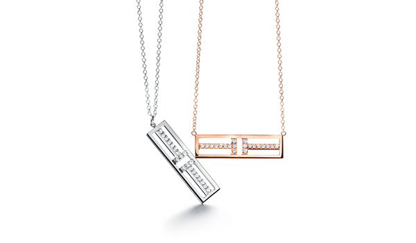 ダイナミックなラインと軽やかなオープンバーが魅力の新作ペンダントが登場｜TIFFANY & CO. 