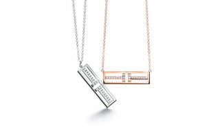 ダイナミックなラインと軽やかなオープンバーが魅力の新作ペンダントが登場｜TIFFANY & CO. 