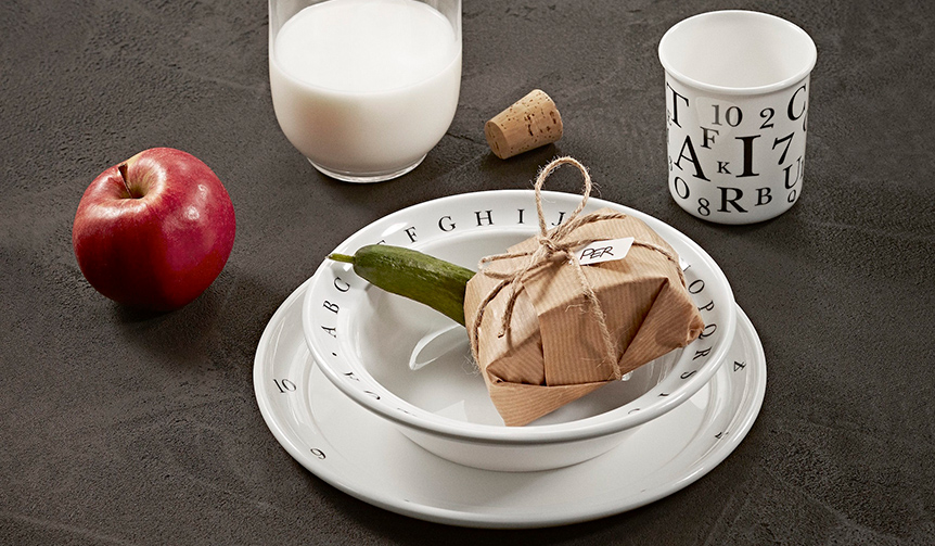 「遊びながら学ぶ食器」の三点セット。強度のあるメラミン製で復刻｜KAY BOJESEN DENMARK