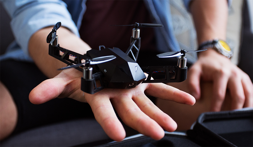 4Kカメラを搭載した手のひらサイズのドローン「Kudrone」｜DESIGN