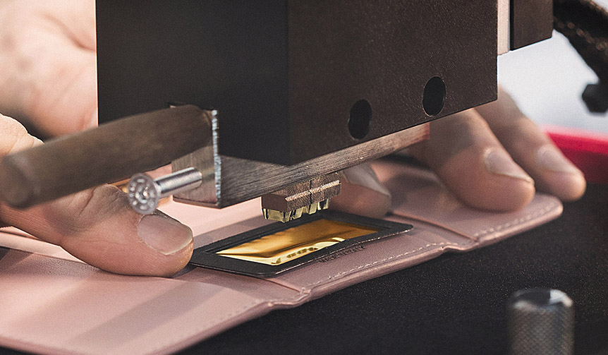 ミュウミュウ、期間限定イニシャル刻印サービスを銀座店にて実施中｜MIU MIU