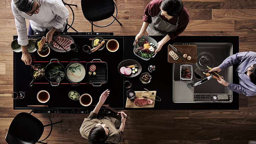 キッチンを囲むという新発想。システムキッチン「いろりダイニング」｜Panasonic