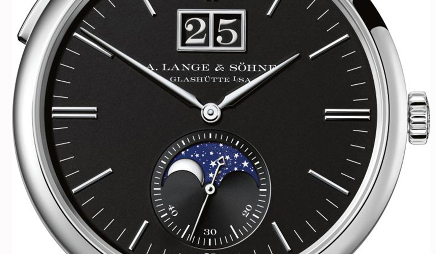 「サクソニア・ムーンフェイズ」。漆黒のダイアルが際立つ、新作｜A.LANGE＆SÖHNE