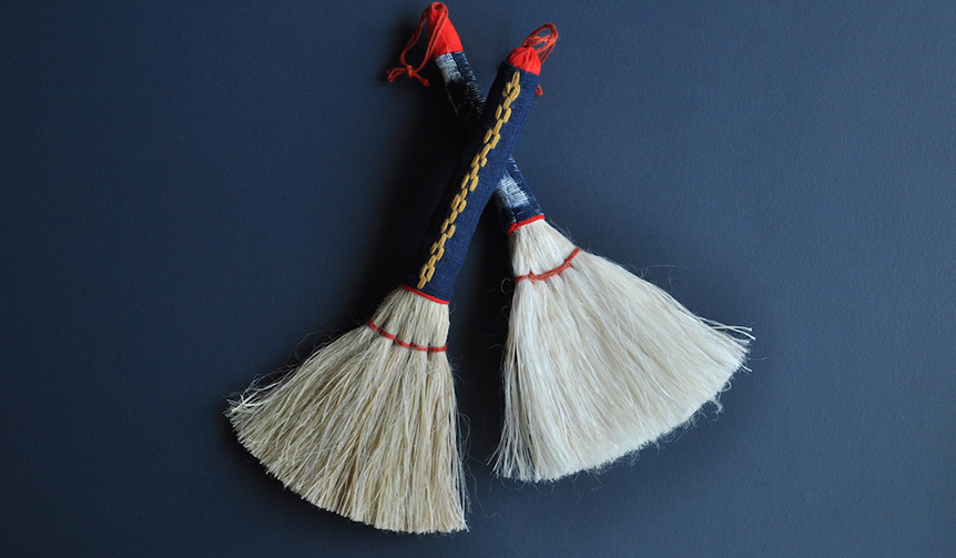 細かいホコリを払うのに最適。クラフト感が溢れるデスクブラシ｜PAPIER LABO.