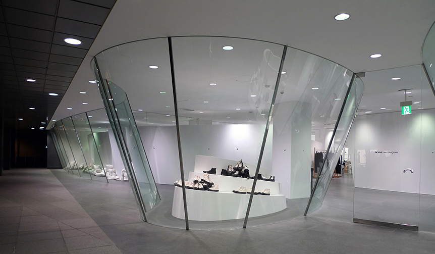 青山本店にて、Cartier Vintage TANK Watchの特別展を開催|COMME des GARÇONS