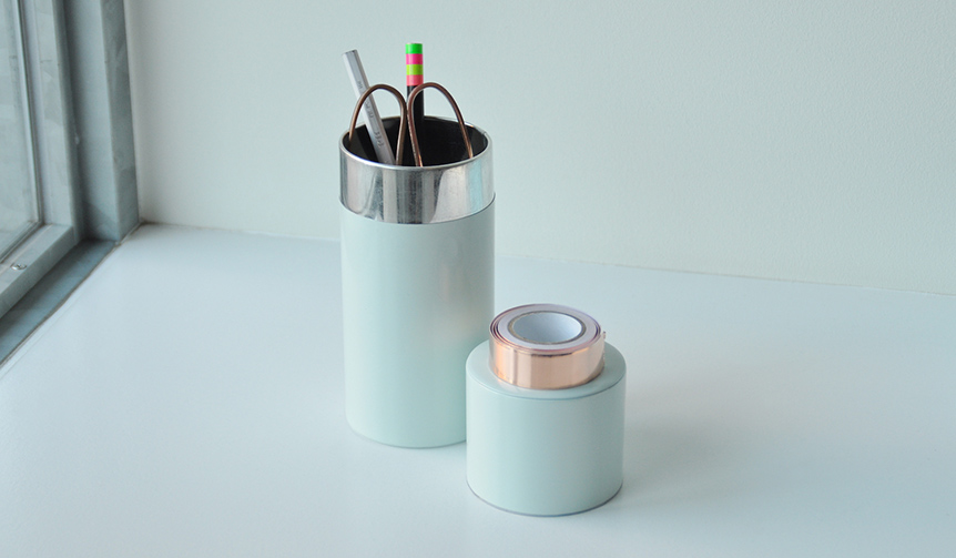 ブリキ製のオリジナルペンケースにブルー系の新色がリリース｜PAPIER LABO.