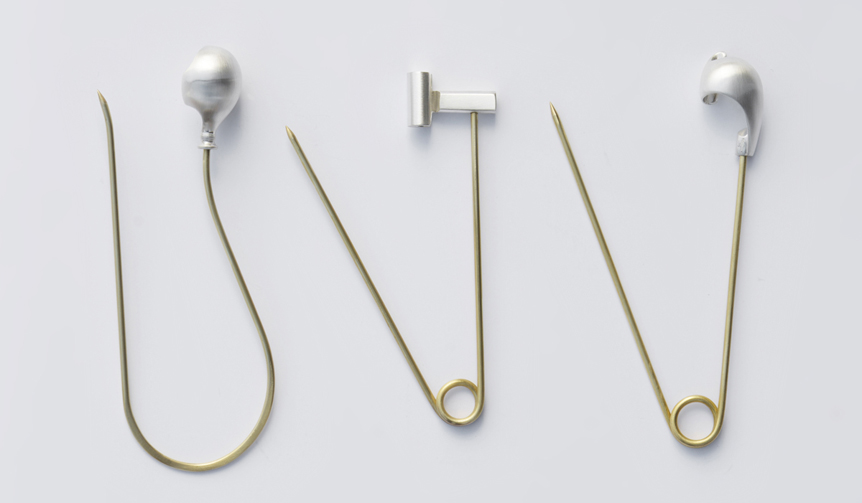 男女問わずに使える銀と真鍮のストールピン｜PROOF OF GUILD