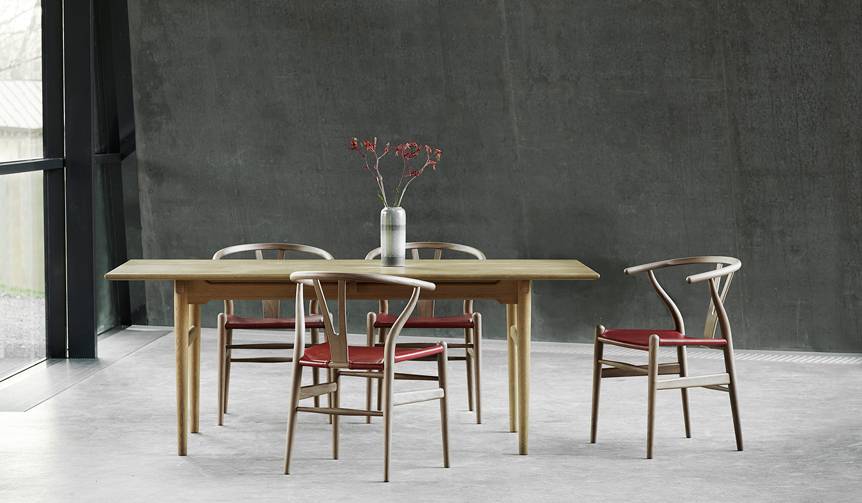 祝ハンスJ. ウェグナー⽣誕105周年。限定モデルのYチェア | CARL HANSEN & SØN