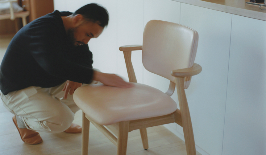 イルマリ・タピオヴァーラの名作「ドムス チェア」を熊野亘がモディファイ | Artek