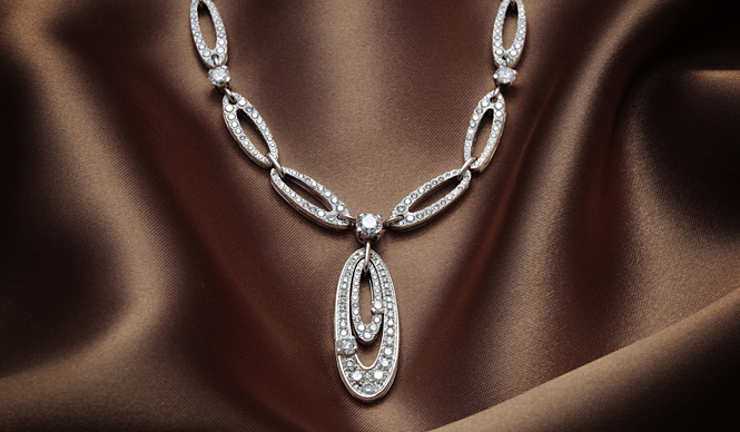  夜に煌く宝石の魔法｜装いの決め手となるジュエリースタイル ギャラリー