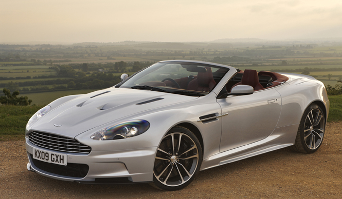  ASTON MARTIN DBS VOLANTE｜ディナージャケットを着たタフガイ