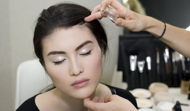 CHANEL｜「2012春夏プレタポルテコレクション」バックステージメイクアップ ギャラリー