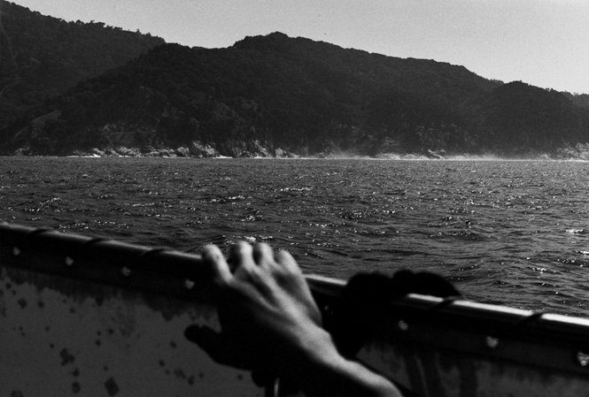 ART｜海岸沿いの震災の痕跡を記録 鷲尾和彦 写真展『遠い水平線』