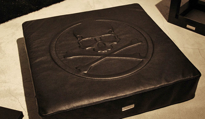 BUILDING｜mastermind JAPANコラボのレザーフロアクッション ギャラリー