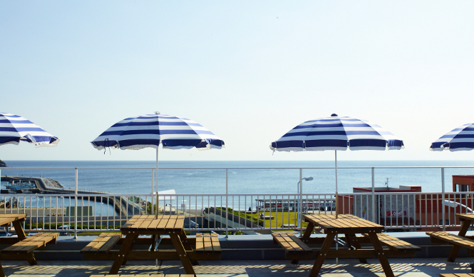 EAT｜江ノ島の青い海と空を一望する「THE BEACH HOUSE」オープン ギャラリー