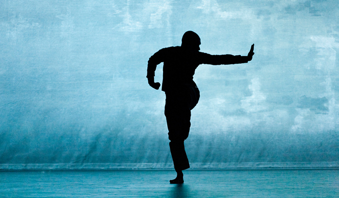 THEATER｜世界がもっとも注目する振付家、アクラム・カーンのソロダンス最新作『デッシュ』 ギャラリー