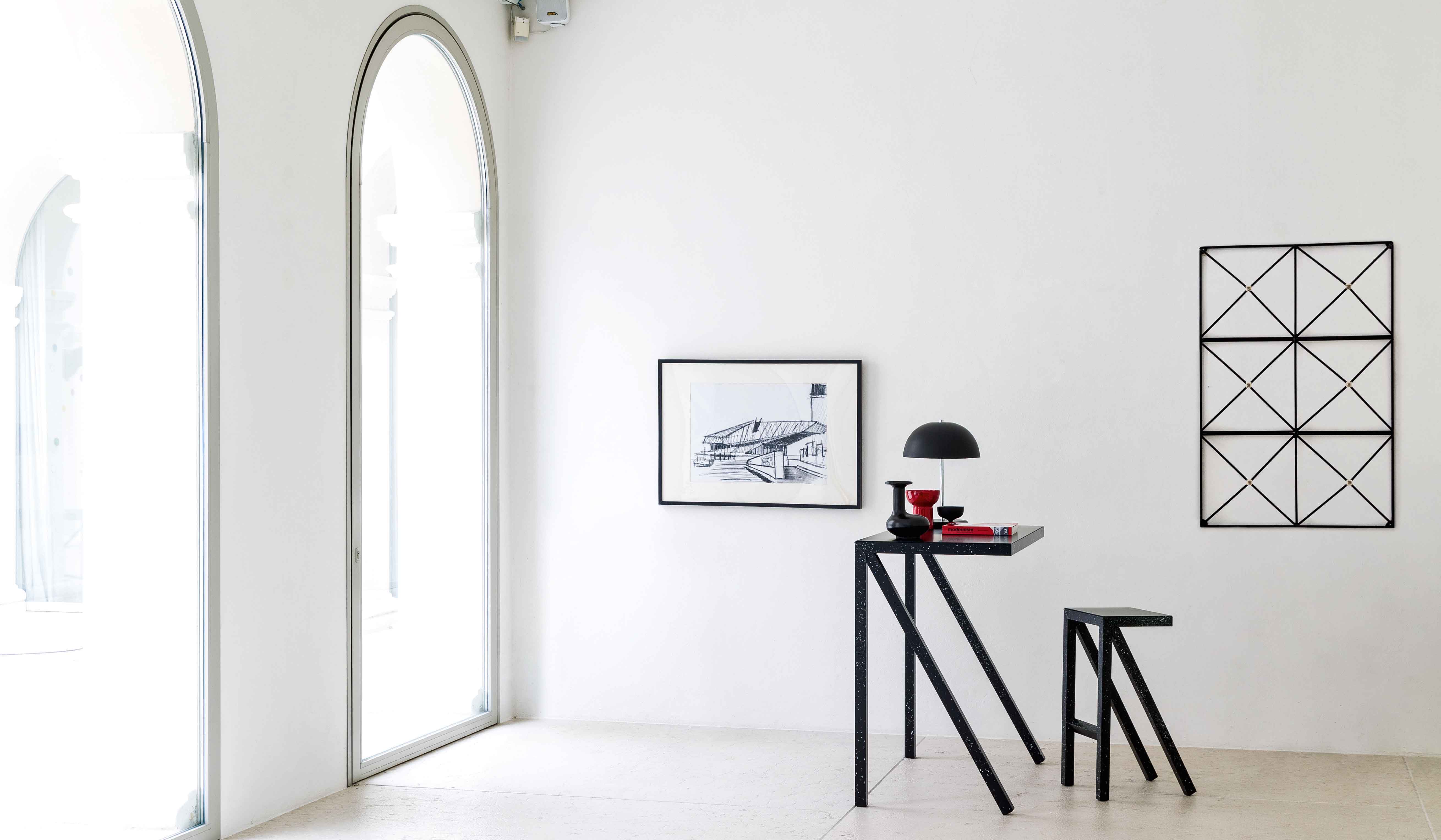 室内でも屋外でも軽量で使いやすい。直線的なフォルムのシンプルなスツール|MAGIS