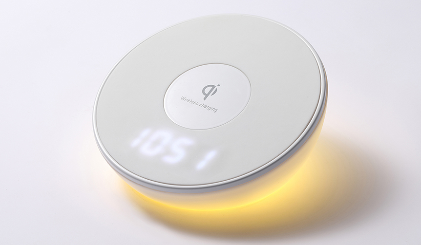 ごちゃつくデスクもスッキリさせる急速充電機|DISCOVER