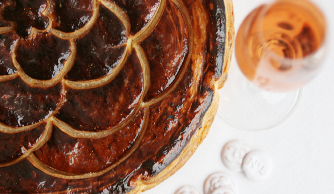 EAT｜カメリアをデザインした伝統菓子ガレット・デ・ロワで新年を祝う｜ベージュ アラン・デュカス 東京