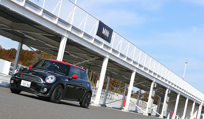 オートマチックのミニ ジョン・クーパー ワークスをサーキットでイッキ乗り｜MINI