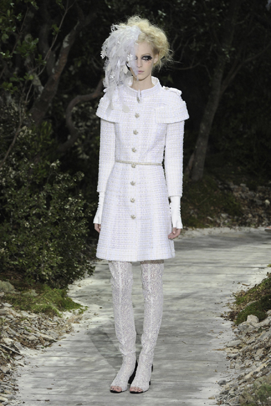 萩原輝美｜妖艶さと可憐さと。森の中で紡がれるクチュールの物語｜シャネル｜ヴァレンティノ