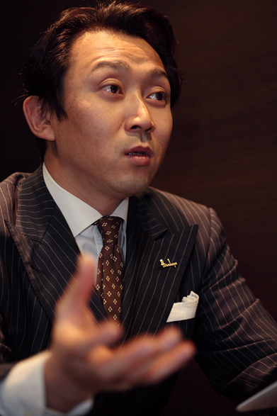 HANKYU MEN’S TOKYO｜2013年3月は、熱きビジネスマンの戦闘服「パワースーツ」コレクション ギャラリー