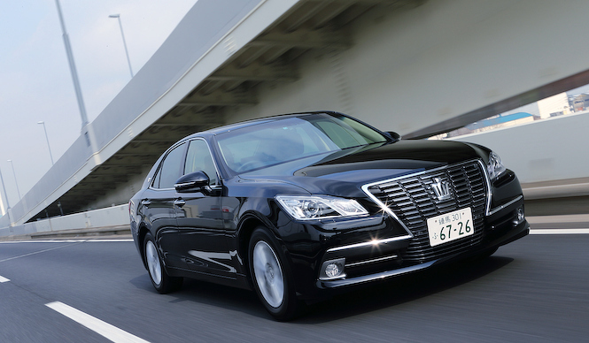 日本人による日本のクルマ トヨタ クラウンに試乗｜Toyota ギャラリー