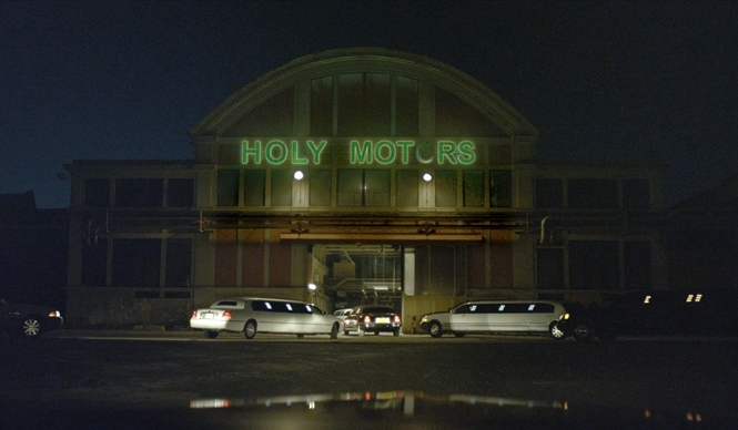 MOVIE｜11人の役柄を演じる男性の1日を追う『ホーリー・モーターズ』 ギャラリー