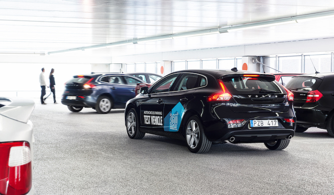 クルマが自動で空いた場所に駐まる、自律駐車機能｜Volvo ギャラリー