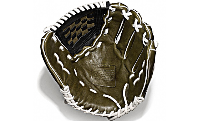 COACH｜ヘリテージ ベースボール コレクションからカラフルなグローブとバットが登場