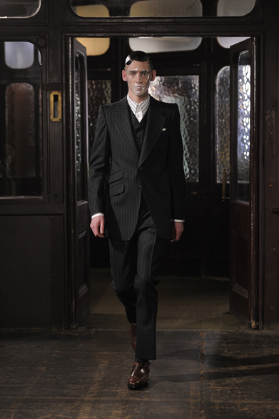 Galleru｜ALEXANDER McQUEEN｜英国人アーティスト、ダミアン・ハーストとのコラボスカーフを限定発売 01