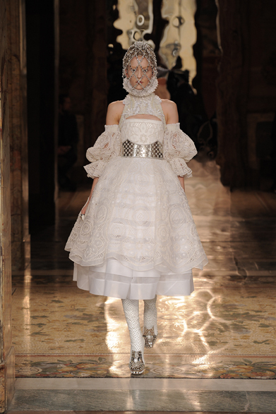 Galleru｜ALEXANDER McQUEEN｜英国人アーティスト、ダミアン・ハーストとのコラボスカーフを限定発売 02