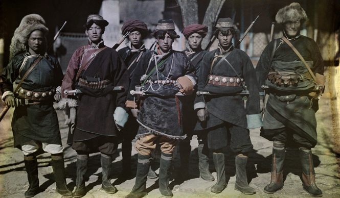 BOOK｜212点の貴重な写真で紹介『100年前の写真で見る 世界の民族衣装』 ギャラリー