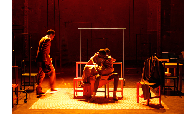 THEATER｜巨匠ピーター・ブルックによる新作舞台『ザ・スーツ』 ギャラリー