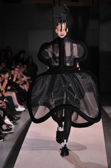 萩原輝美｜服じゃない「服」に挑んだコム デ ギャルソン、川久保 玲 新境地へ